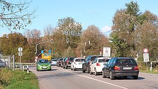 Kritischer Knotenpunkt: An den Ampeln bei der Kreuzung zwischen den Kreisstraßen FS 44 und FS 45 staut sich in schöner Regelmäßigkeit der Verkehr.