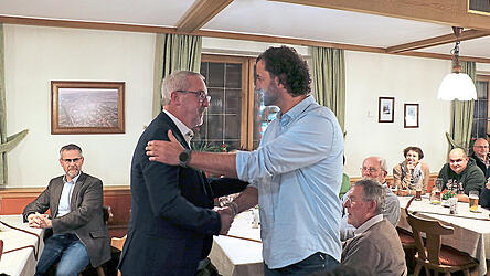 Unabh&auml;ngigen-Vorsitzender Stephan Ebner gratuliert Hans Greil zu seiner einstimmigen Wahl.