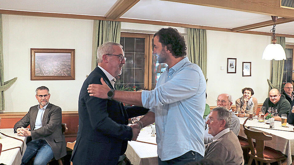 Unabhängigen-Vorsitzender Stephan Ebner gratuliert Hans Greil zu seiner einstimmigen Wahl.