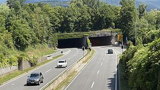 Die Sanierung des B 11-Tunnels wird unter anderem wegen des A 3-Ausbaus um zwei Jahre verschoben. Die Sanierung des B 11-Tunnels wird unter anderem wegen des A 3-Ausbaus um zwei Jahre verschoben.