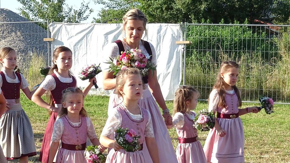 Die Festmutter Karoline Zehentbauer mit ihren Begleitm&auml;dchen.