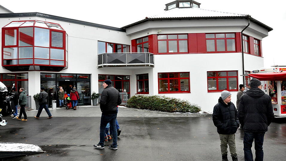 Das neue Gesch&auml;ftsgeb&auml;ude mit Zugang zum Servicebereich.