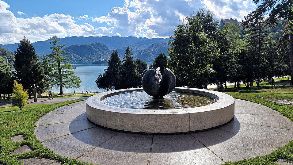 Den Brunnen vor dem Rathaus von Bled krönt seit Langem eine von Slavko Oblak gestaltete Plastik.