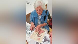 Gertrud Kerner mit einer Kopie von Franz H&ouml;gners Entwurfs f&uuml;r das rote Tanzkleid - das Original liegt im Safe der F&ouml;rderer.