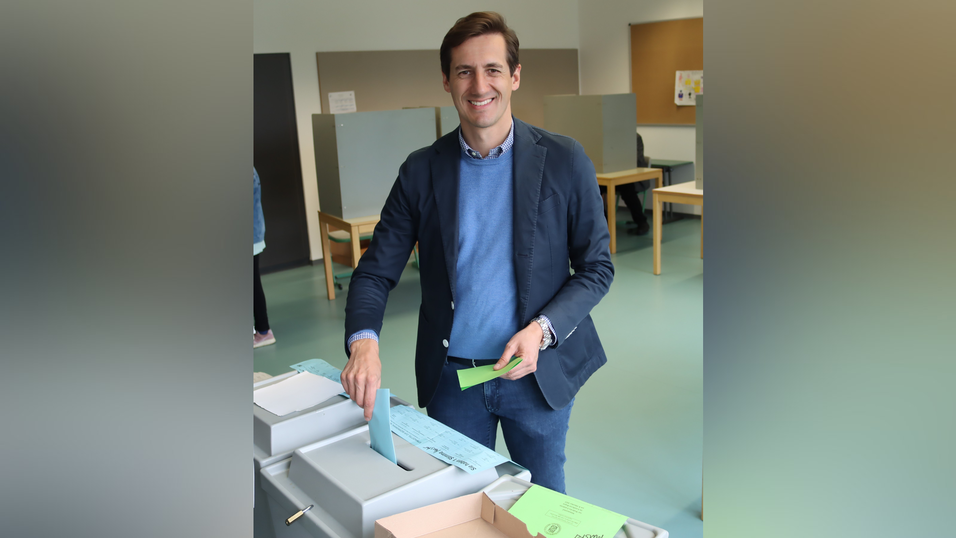 Der CSU-Landtagskandidat für den Stimmkreis Regen/Freyung-Grafenau, Stefan Ebner, an der Urne.