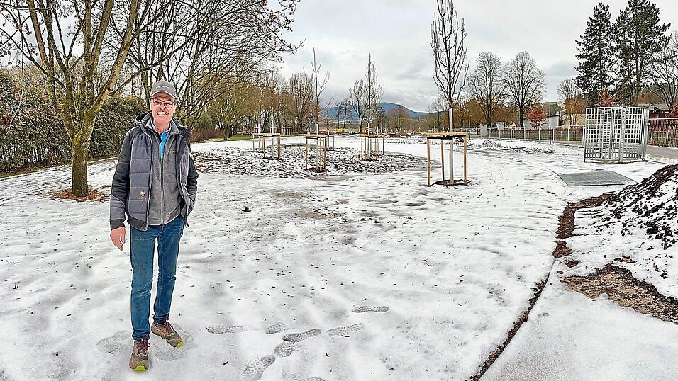 Vizeb&uuml;rgermeister Michael M&uuml;hlbauer auf der Wiese vor dem Tagungszentrum, wo in 131 Tagen die Gartenschau er&ouml;ffnet wird. Nach rund 25 Jahren Bem&uuml;hungen, dieses Event in seine Heimatstadt zu holen, sieht er sich dem Ziel nahe.