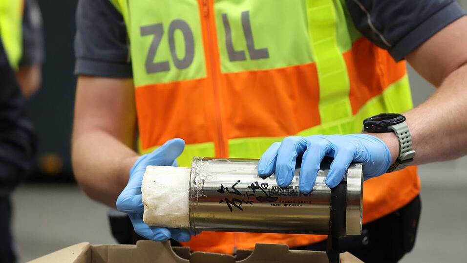 Zollbeamte finden bei einer Durchsuchung 500 Gramm Kokain, das in einer Thermoskanne versteckt ist. Zollbeamte finden bei einer Durchsuchung 500 Gramm Kokain, das in einer Thermoskanne versteckt ist.