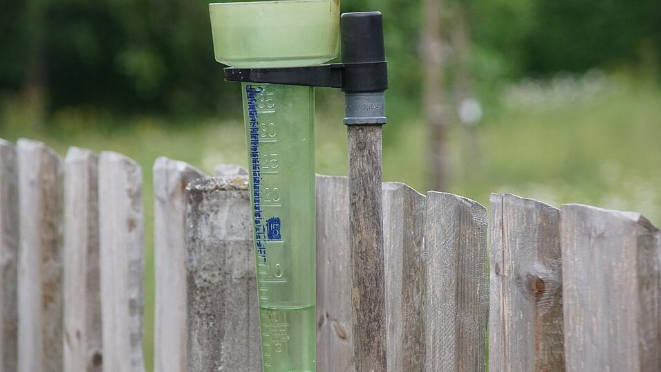 Ein Regenmessbecher auf einem landwirtschaftlichen Hof im Raum Regensburg am Sonntagnachmittag. Endlich steht etwas Wasser drin. Ein Regenmessbecher auf einem landwirtschaftlichen Hof im Raum Regensburg am Sonntagnachmittag. Endlich steht etwas Wasser drin.