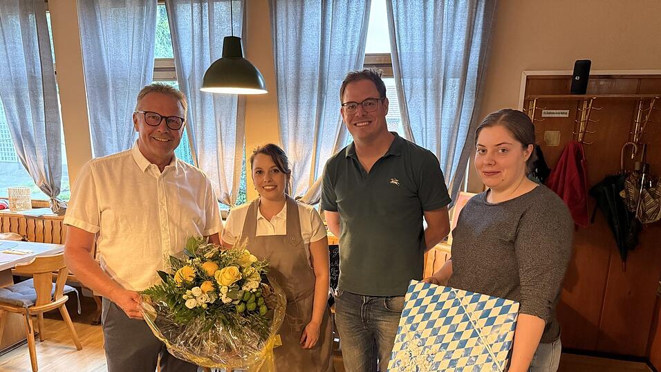 Bürgermeister Johann Grau (links), zweite Bürgermeisterin Karolina Zellmeier sowie Josef Erl von der gleichnamigen Brauerei gratulierten Martina Cannoletta (von rechts) zur Neueröffnung. Bürgermeister Johann Grau (links), zweite Bürgermeisterin Karolina Zellmeier sowie Josef Erl von der gleichnamigen Brauerei gratulierten Martina Cannoletta (von rechts) zur Neueröffnung.