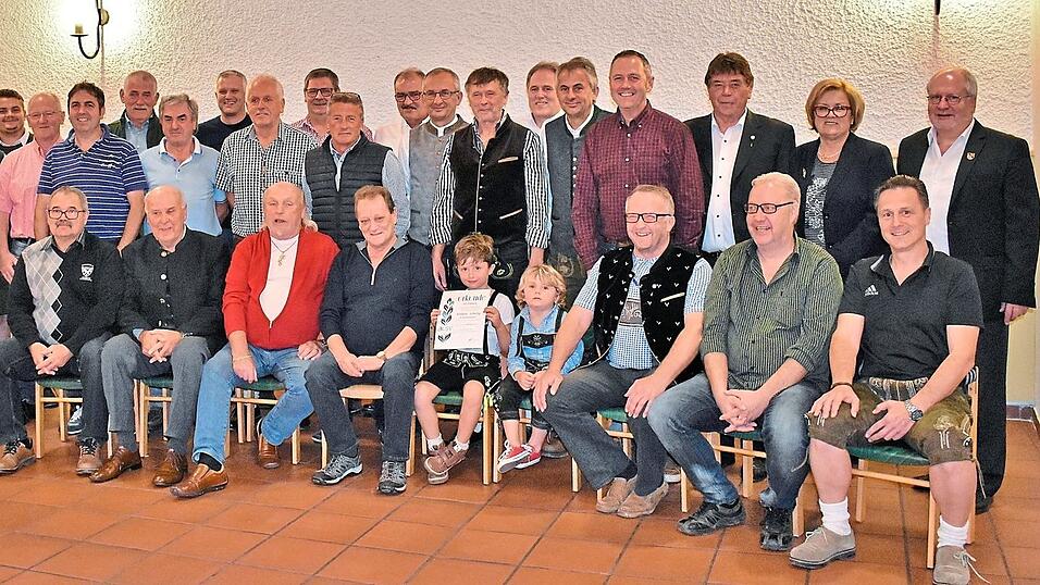 Die FC-Vorstände Andreas Artmeier (hinten, v. l.) , Oliver Schwitz und Alexander Weber sowie dritter Bürgermeister Willi Haban (hinten, v. r.) , zweite Bürgermeisterin Johanna Gegenfurtner und Volker Schüßler, stellvertretender Vorsitzender des BLSV Kreis Deggendorf (hinten, 8. v. l.), gratulierten den Geehrten, Albert Haban (vorne, v. l.), Wilhelm Karl, Rudi Meiler, Egon Artmeier, FC-Nachwuchs Xaver und Josef, Anton Hetz, Christian Karl und Lothar Sixt sowie (hinten) Karl Schuster, Josef Linzmeier jun., Karl-Heinz Gegenfurtner, Josef Linzmeier sen., Karl Kress, Bruno Gegenfurtner, Günter Falter, Walter Stieglmeier, Paul Ertl, Walter Scholz, Peter Sixt, Karl Ertl, Franz Kerschl und Alois Meier. Die FC-Vorstände Andreas Artmeier (hinten, v. l.) , Oliver Schwitz und Alexander Weber sowie dritter Bürgermeister Willi Haban (hinten, v. r.) , zweite Bürgermeisterin Johanna Gegenfurtner und Volker Schüßler, stellvertretender Vorsitzender des BLSV Kreis Deggendorf (hinten, 8. v. l.), gratulierten den Geehrten, Albert Haban (vorne, v. l.), Wilhelm Karl, Rudi Meiler, Egon Artmeier, FC-Nachwuchs Xaver und Josef, Anton Hetz, Christian Karl und Lothar Sixt sowie (hinten) Karl Schuster, Josef Linzmeier jun., Karl-Heinz Gegenfurtner, Josef Linzmeier sen., Karl Kress, Bruno Gegenfurtner, Günter Falter, Walter Stieglmeier, Paul Ertl, Walter Scholz, Peter Sixt, Karl Ertl, Franz Kerschl und Alois Meier.