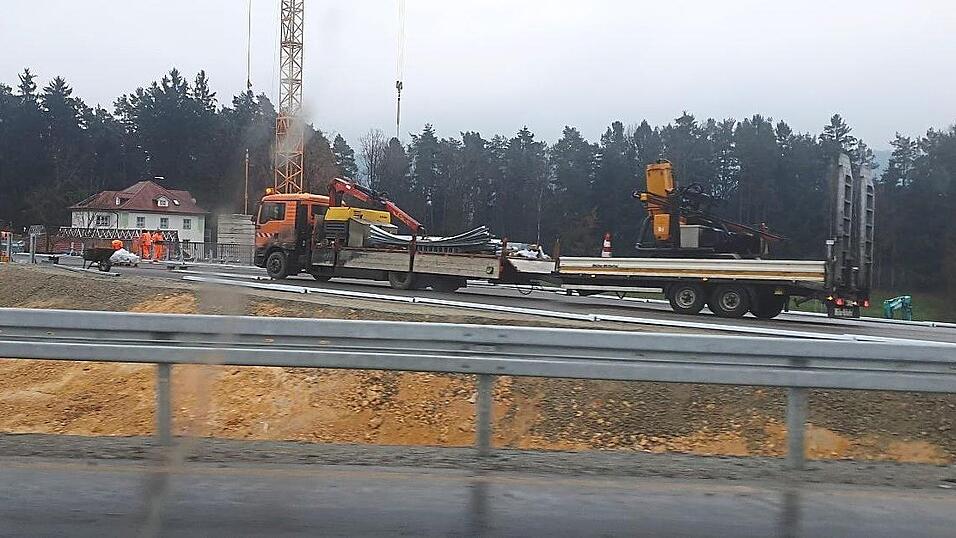 Letzte Woche packten die Bauarbeiter zusammen, seitdem ist die B 85-Brücke bei Ayrhof befahrbar. Doch nach Weihnachten schon stehen als nächstes Baumfällarbeiten im Bereich Ayrhof an, damit kommendes Jahr ein dritter Fahrstreifen entstehen kann. Letzte Woche packten die Bauarbeiter zusammen, seitdem ist die B 85-Brücke bei Ayrhof befahrbar. Doch nach Weihnachten schon stehen als nächstes Baumfällarbeiten im Bereich Ayrhof an, damit kommendes Jahr ein dritter Fahrstreifen entstehen kann.