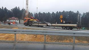 Letzte Woche packten die Bauarbeiter zusammen, seitdem ist die B 85-Br&uuml;cke bei Ayrhof befahrbar. Doch nach Weihnachten schon stehen als n&auml;chstes Baumf&auml;llarbeiten im Bereich Ayrhof an, damit kommendes Jahr ein dritter Fahrstreifen entstehen kann.