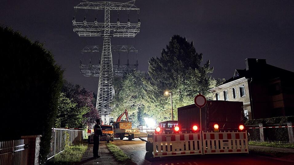 Reparaturarbeiten in Berlin an einem beschädigten Strommast. (Archivbild) Reparaturarbeiten in Berlin an einem beschädigten Strommast. (Archivbild)