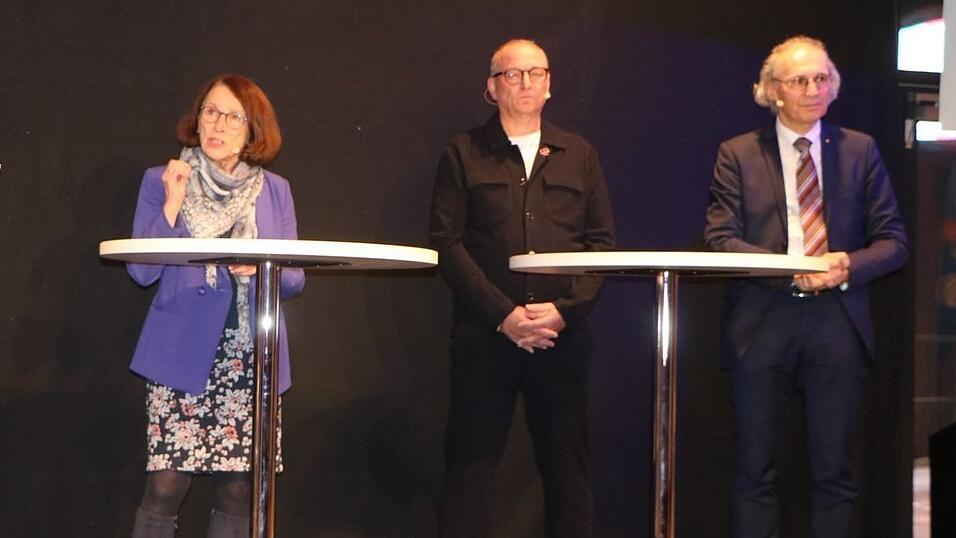 Oberbürgermeisterin Gertrud Maltz-Schwarzfischer im Gespräch mit Peter Roll (Telekom) und Alfred Rauscher (R-Kom, rechts). Oberbürgermeisterin Gertrud Maltz-Schwarzfischer im Gespräch mit Peter Roll (Telekom) und Alfred Rauscher (R-Kom, rechts).