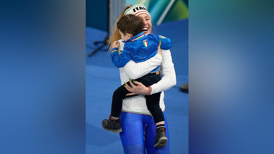 Francesca Lollobrigida feierte ihren Gold-Coup mit ihrem Sohn Tommaso.