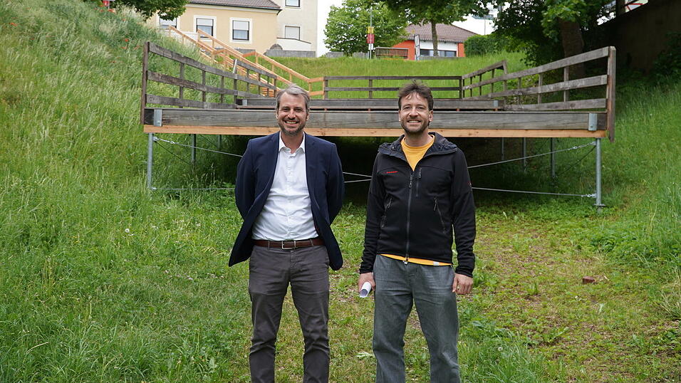 Kulturamtsleiter Michael Steinberger und B&uuml;rgermeister Matthias Kohlmayer pr&auml;sentieren das Programm der Konzertreihe &bdquo;Landau lauscht&ldquo; an der Stadtgrabenb&uuml;hne.