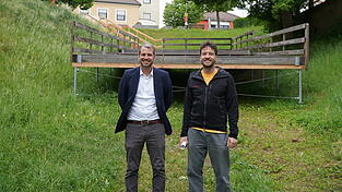 Kulturamtsleiter Michael Steinberger und B&uuml;rgermeister Matthias Kohlmayer pr&auml;sentieren das Programm der Konzertreihe &bdquo;Landau lauscht&ldquo; an der Stadtgrabenb&uuml;hne.