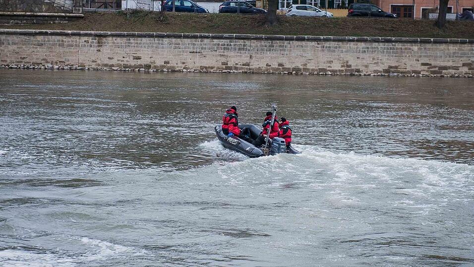 Mit zwei Booten sucht die Polizei am Donnerstag, 23. März, das südliche Donauufer in Regensburg ab. Seit Sonntag wird die 20-jährige Studentin Malina Klaar in der Domstadt vermisst. Mit zwei Booten sucht die Polizei am Donnerstag, 23. März, das südliche Donauufer in Regensburg ab. Seit Sonntag wird die 20-jährige Studentin Malina Klaar in der Domstadt vermisst.