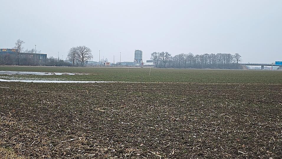 Das Gel&auml;nde auf dem das Nachwuchsleistungszentrum des Jahn entstehen wird, liegt bei der Autobahnausfahrt Rosenhof neben dem Kreisbauhof und dem ADAC.