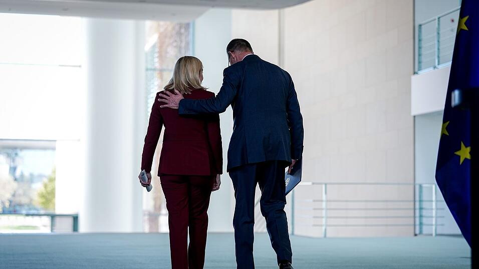 Nina Warken und Friedrich Merz haben ihre Büros künftig auf derselben Etage im Kanzleramt. (Archivbild) Nina Warken und Friedrich Merz haben ihre Büros künftig auf derselben Etage im Kanzleramt. (Archivbild)