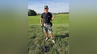 Mit Sonde und Pinpointer sucht Alexander Gerstl nach Metall in der Flur. Mit Sonde und Pinpointer sucht Alexander Gerstl nach Metall in der Flur.