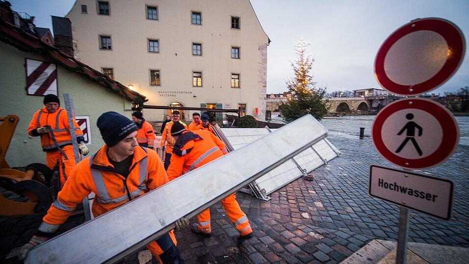 Regensburg bereitet sich auf das Hochwasser vor.