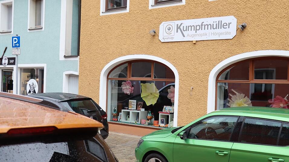 Im Inneren des Barbershops brennt Licht, im Augenoptikgesch&auml;ft Kumpfm&uuml;ller ist es finster. Das wird auch k&uuml;nftig so bleiben. Am Montag hat das Gesch&auml;ft zum letzten Mal regul&auml;r ge&ouml;ffnet.