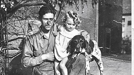 Wer ist dieses kleine Mädchen? Das Bild wurde zwischen 1940 und 1945 aufgenommen. Das Mädchen lebte in dieser Zeit vermutlich auf einem Bauernhof in Michaelsbuch. Wer ist dieses kleine Mädchen? Das Bild wurde zwischen 1940 und 1945 aufgenommen. Das Mädchen lebte in dieser Zeit vermutlich auf einem Bauernhof in Michaelsbuch.