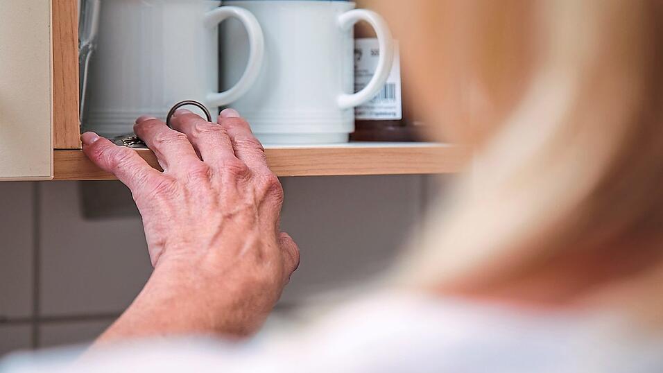 Werden Gegenstände häufig verlegt, kann das ein Anzeichen einer beginnenden Demenz sein. Werden Gegenstände häufig verlegt, kann das ein Anzeichen einer beginnenden Demenz sein.