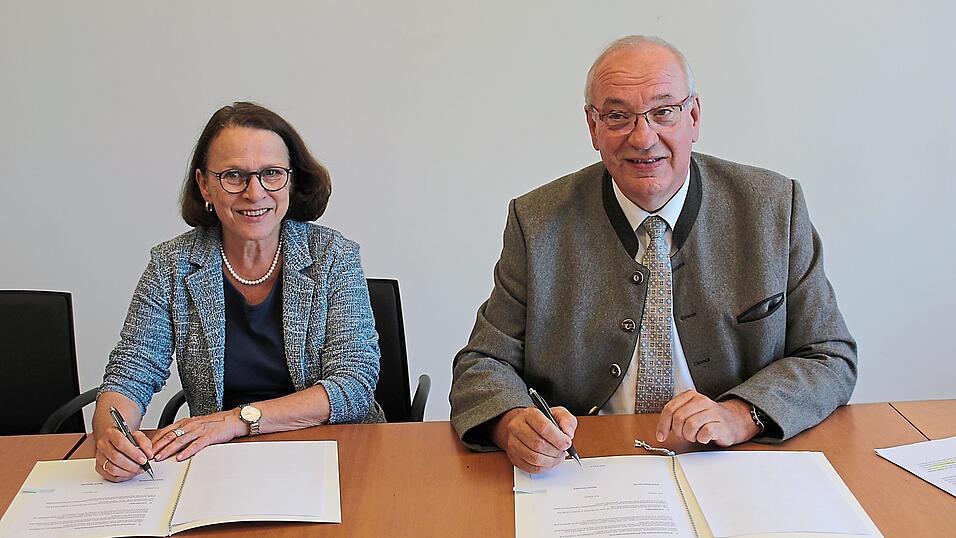 Oberbürgermeisterin Gertrud Maltz-Schwarzfischer und Bezirkstagspräsident Franz Löffler unterzeichneten einen Kooperationsvertrag für Sozial- und Eingliederungshilfe.