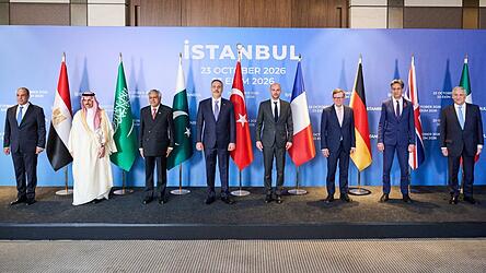 Die Au&szlig;enminister Deutschlands, Gro&szlig;britanniens, Frankreichs, Italiens, der T&uuml;rkei, &Auml;gyptens, Pakistans und Saudi-Arabiens treffen sich zu Gespr&auml;chen in Istanbul. Johann Wadephul (3.v.r.) fordert freie Schifffahrt und neue Wege der Diplomatie.
