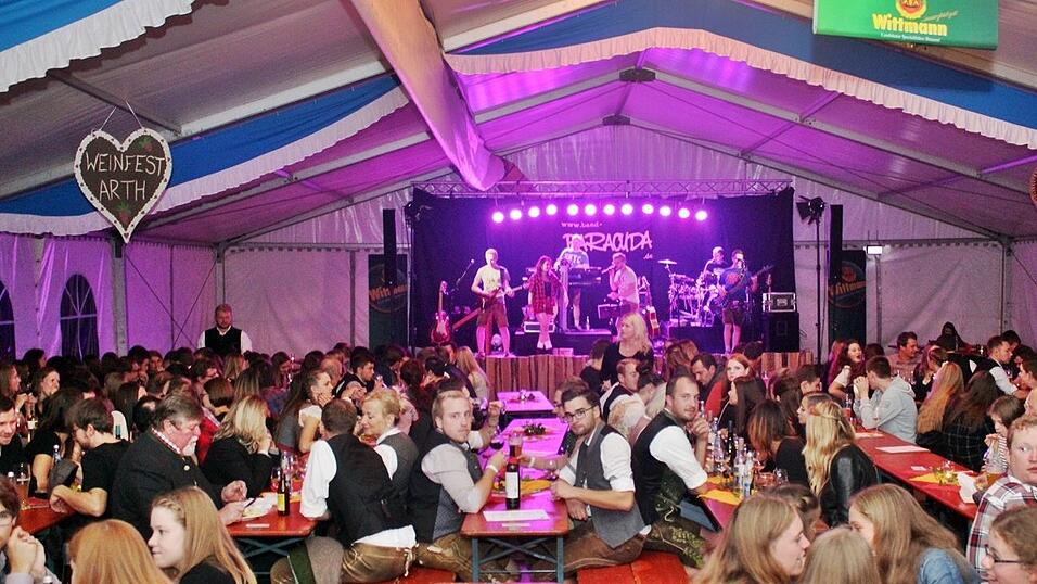 Die besten Bilder vom Wein- und Wei&szlig;bierfest des Burschenvereins Arth und der M&auml;dchengruppe.