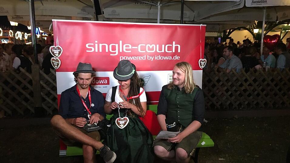 Auch 2019 ist die Single-Couch auf dem Gäubodenvolksfest beliebt. Auch 2019 ist die Single-Couch auf dem Gäubodenvolksfest beliebt.