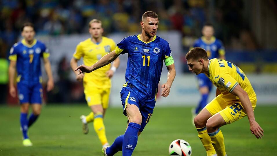 Edin Dzeko (M) will zuk&uuml;nftig in der 2. Bundesliga st&uuml;rmen. (Archivbild)