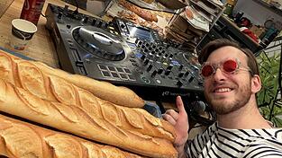 Damit kleine B&auml;ckereien weiter ge&ouml;ffnet haben, verbindet der 29-J&auml;hrige Baguette mit Bewegung und legt f&uuml;r die Leute vor Ort Musik auf, zu der sie tanzen k&ouml;nnen.