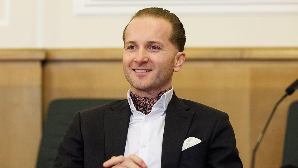 Im Anzug und mit Einstecktuch - so pr&auml;sentierte sich Hendrik Holt gerne. (Archivbild)