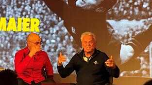 Sepp Maier (rechts) musste sich nicht aufwärmen, sondern fesselte von Anfang an das Publikum im Kulturforum. Moderator Tobias Bücklein stellte die Fragen und spielte am Keyboard zu legendären Fußballsongs wie „Fußball ist unser Leben“. Sepp Maier (rechts) musste sich nicht aufwärmen, sondern fesselte von Anfang an das Publikum im Kulturforum. Moderator Tobias Bücklein stellte die Fragen und spielte am Keyboard zu legendären Fußballsongs wie „Fußball ist unser Leben“.