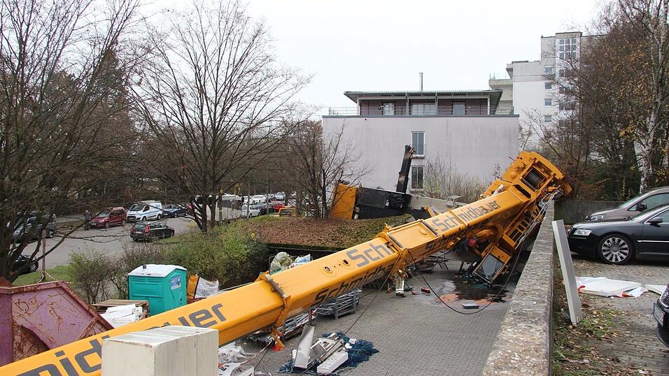 In Regensburg ist am Montagvormittag ein Kran umgestürzt. In Regensburg ist am Montagvormittag ein Kran umgestürzt.