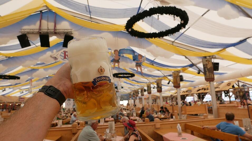 F&uuml;r diese Schaumma&szlig; wird der Ma&szlig;krug vorher stundenlang bei Minusgraden eingefroren, damit das Bier lange k&uuml;hl bleibt.