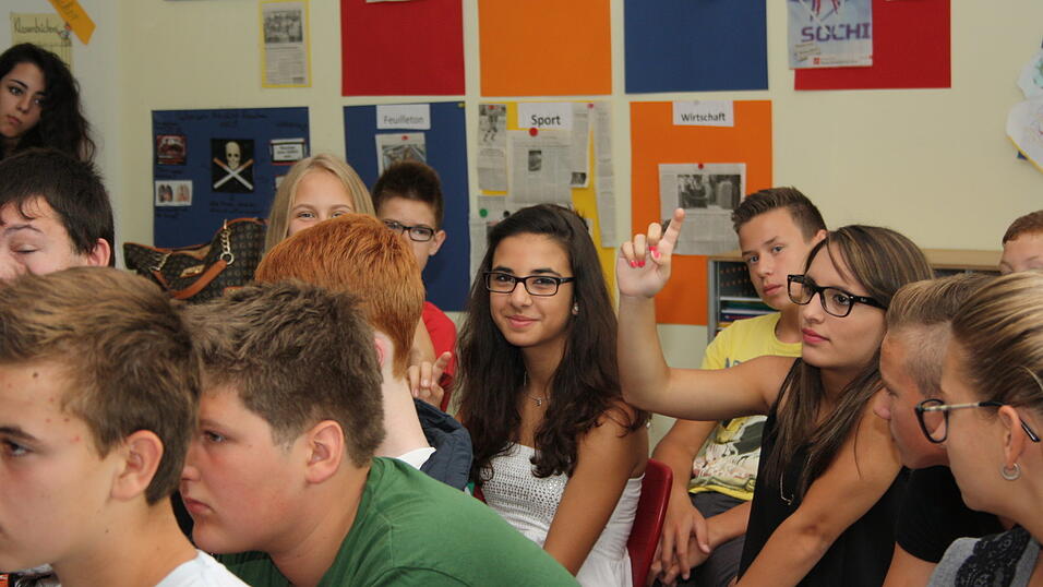 Eine starke Gemeinschaftsleistung: Große Freude herrschte an der Mittelschule Altdorf - die Klassen 7a, 7b und 8a sicherten sich den zweiten Platz und damit 200 Euro für die Klassenkasse. Eine starke Gemeinschaftsleistung: Große Freude herrschte an der Mittelschule Altdorf - die Klassen 7a, 7b und 8a sicherten sich den zweiten Platz und damit 200 Euro für die Klassenkasse.