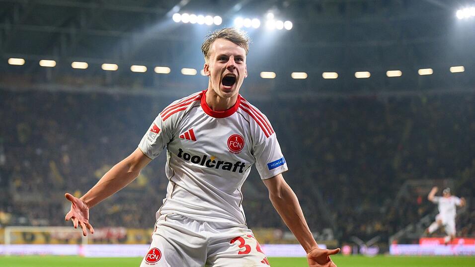 Nürnbergs Außenverteidiger Tim Janisch jubelt ausgelassen nach seinem Siegtor. Nürnbergs Außenverteidiger Tim Janisch jubelt ausgelassen nach seinem Siegtor.