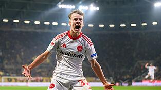 Nürnbergs Außenverteidiger Tim Janisch jubelt ausgelassen nach seinem Siegtor. Nürnbergs Außenverteidiger Tim Janisch jubelt ausgelassen nach seinem Siegtor.