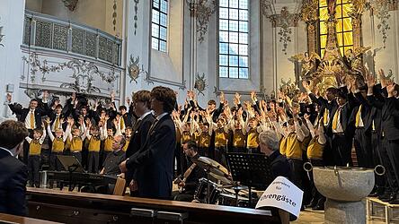 Der Perfektionismus, mit dem sich die Domspatzen unter der Leitung von Kathrin Giehl neben der Sopranistin Cathrin Lange und dem Bastian Walcher Quartett pr&auml;sentierten, war mehr als beeindruckend.