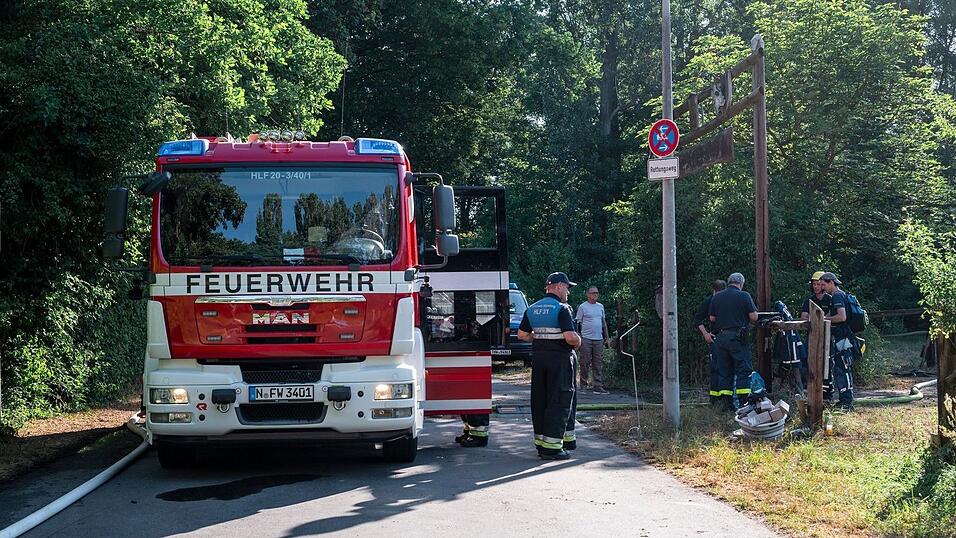 Rund 300 Menschen waren beim Brand in Nürnberg im Einsatz. Rund 300 Menschen waren beim Brand in Nürnberg im Einsatz.