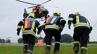 Flughelfer sind an ihren blau-roten Funktionswesten zu erkennen - sie werden Foxe genannt. Auch der Nachwuchs, ein sogenannter Lima, ein Lastenträger (rechts), darf mit ran an den Hubschrauber. Flughelfer sind an ihren blau-roten Funktionswesten zu erkennen - sie werden Foxe genannt. Auch der Nachwuchs, ein sogenannter Lima, ein Lastenträger (rechts), darf mit ran an den Hubschrauber.