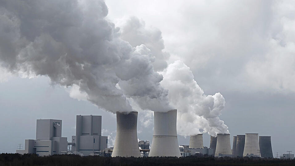 Wasserdampf steigt aus den K&uuml;hlt&uuml;rmen des Kohlekraftwerks Boxberg in der Lausitz in Sachsen. Im Koalitionsvertrag sprechen sich Union und SPD gegen die Abwanderung von energieintensiven Industrien aus. Den Bundesverband der Industrie freut's.