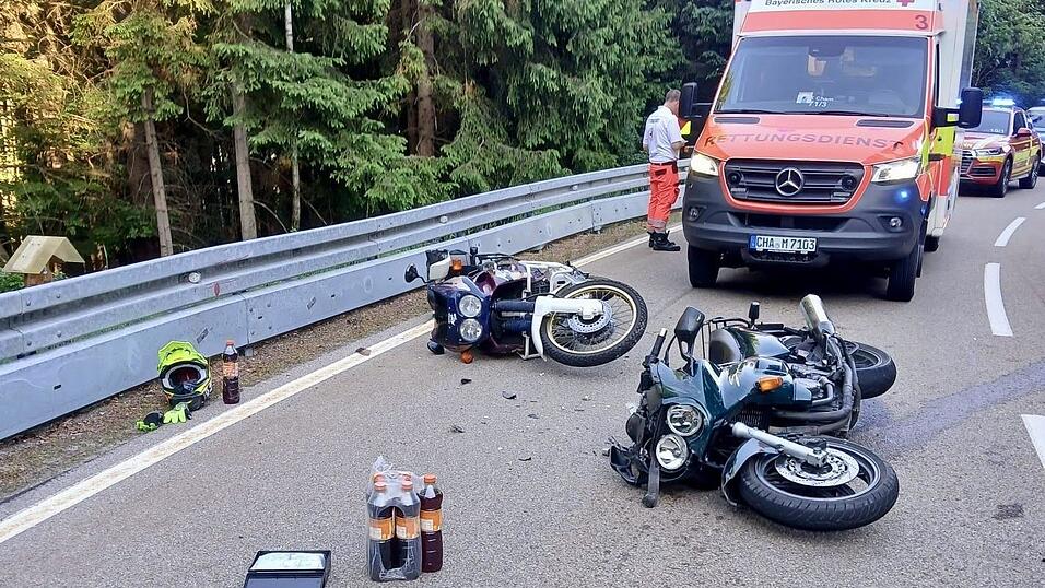 Die beiden besch&auml;digten Motorr&auml;der an der Unfallstelle n&ouml;rdlich der S-Kurve auf der Panoramastra&szlig;e.