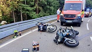 Die beiden besch&auml;digten Motorr&auml;der an der Unfallstelle n&ouml;rdlich der S-Kurve auf der Panoramastra&szlig;e.