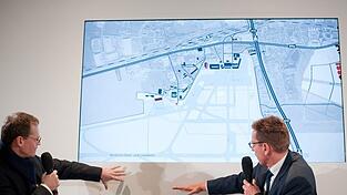 Der Regierende B&uuml;rgermeister von Berlin, Michael M&uuml;ller (l, SPD), und der Vorsitzende der Gesch&auml;ftsf&uuml;hrung der Flughafengesellschaft Berlin Brandenburg (FBB), Karsten M&uuml;hlenfeld, zeigen am 15.02.2016 in Berlin w&auml;hrend einer Pressekonferenz den ungef&auml;hren Standort eines zuk&uuml;nftigen Lowcost-Terminals.