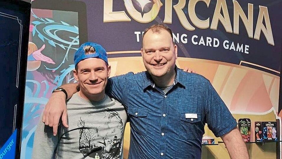 Auf Events oder Conventions tauscht sich Florian Aich (l.) regelmäßig mit Gleichgesinnten oder Entwicklern aus, hier mit Ryan Miller, Senior Brand Manager von Disney Lorcana. Auf Events oder Conventions tauscht sich Florian Aich (l.) regelmäßig mit Gleichgesinnten oder Entwicklern aus, hier mit Ryan Miller, Senior Brand Manager von Disney Lorcana.